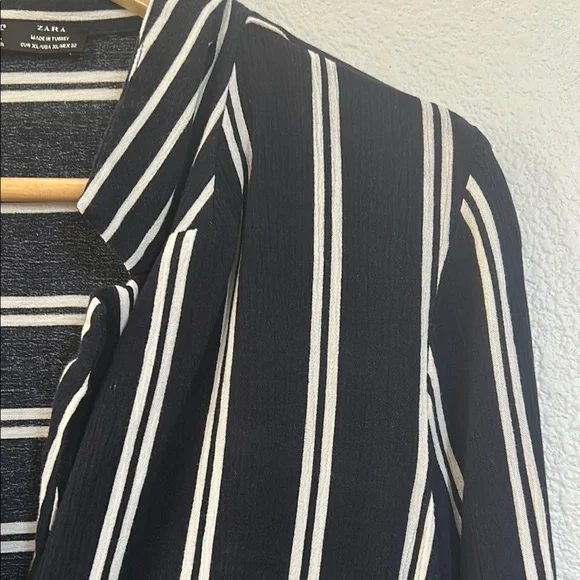 Elegant Striped Women's Blouse - Picture 4 of 8